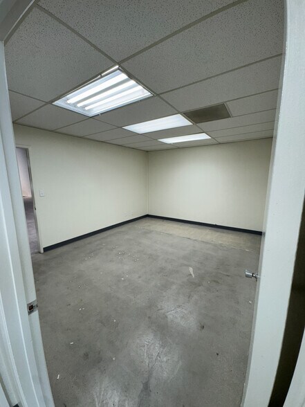 More Photos Of 440 E Walnut Ave, Fullerton Warehouse For Lease