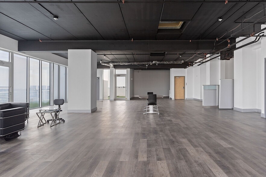 More Photos Of 10450 NW 33rd St, Doral Office For Sale