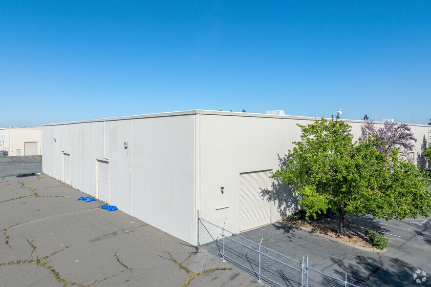 More Photos Of 8432 Rovana Cir, Sacramento Warehouse For Lease