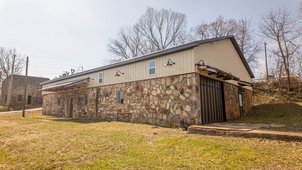 More Photos Of 105 E Couch St, Alton General Retail For Sale