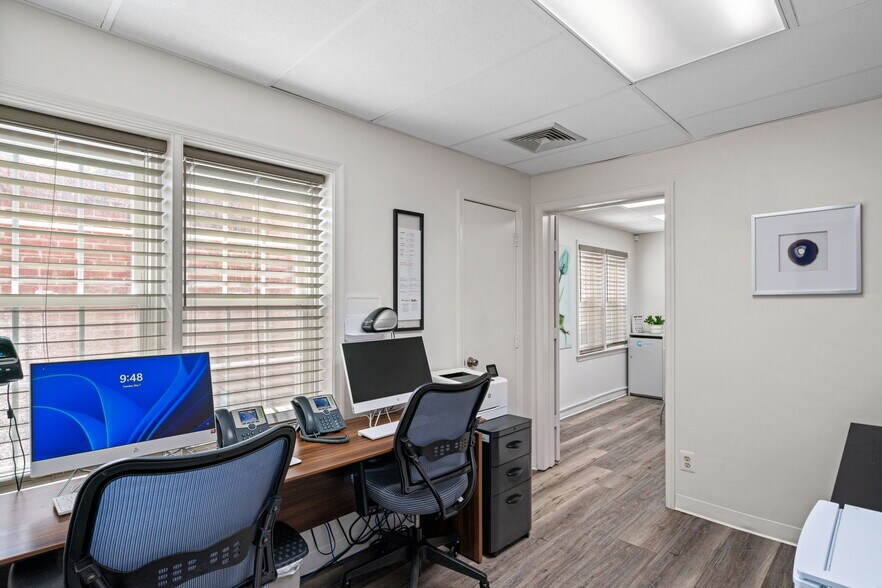 More Photos Of 9668-9683 Main St, Fairfax Medical For Lease