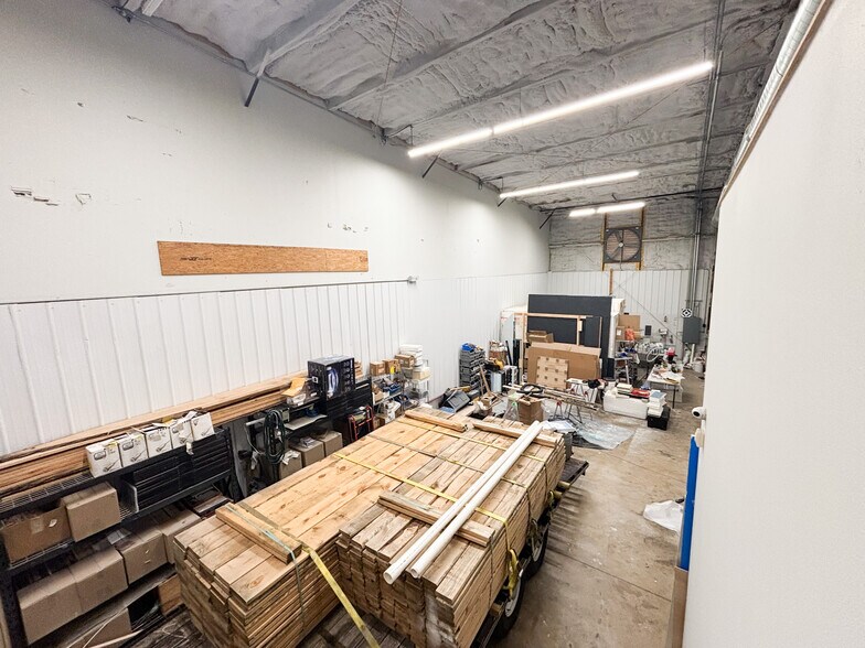 More Photos Of 4173 N 20th St, Ozark Warehouse For Lease