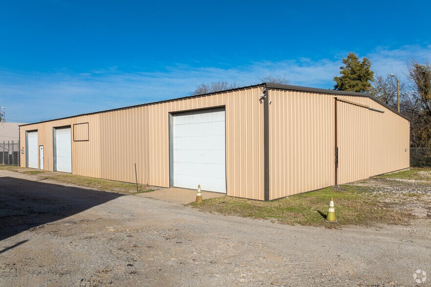 More Photos Of 2463-2517 S Riverside Dr, Fort Worth Manufacturing For Lease