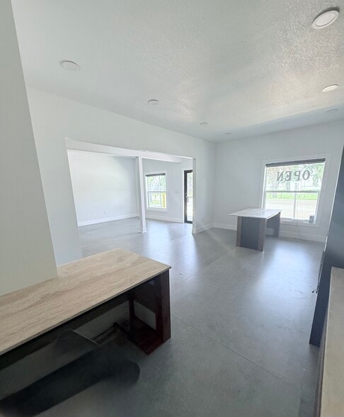 More Photos Of 6805 Benjamin Rd, Tampa Industrial For Lease
