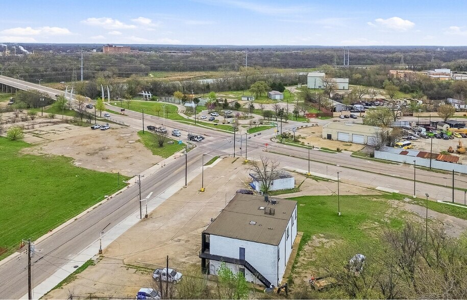 More Photos Of 2908 11th St, Dallas Office For Sale