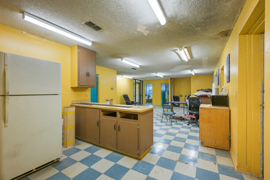 More Photos Of 400 Windy Hill School Rd, Georgetown Flex For Sale