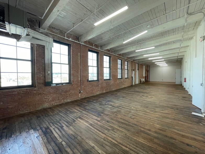 More Photos Of 15 Wilkinson Ave, Jersey City Warehouse For Lease