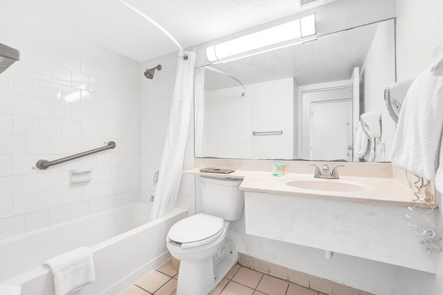 More Photos Of 5100 N State Road 7, Fort Lauderdale Hotel For Sale