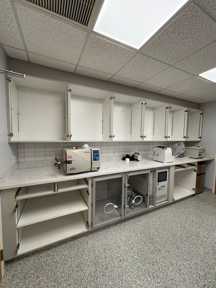 More Photos Of 9 Avonwood Rd, Avon Freestanding For Lease