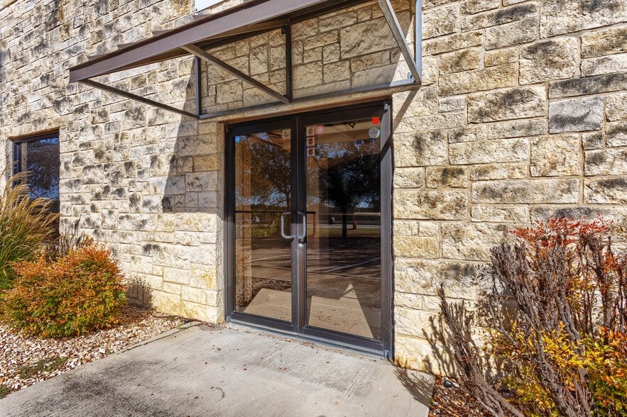 More Photos Of 595-605 E US Highway 80 E, Sunnyvale Research And Development For Lease