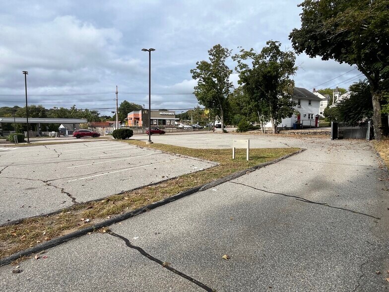 More Photos Of 75 Town St, Norwich Bank For Lease