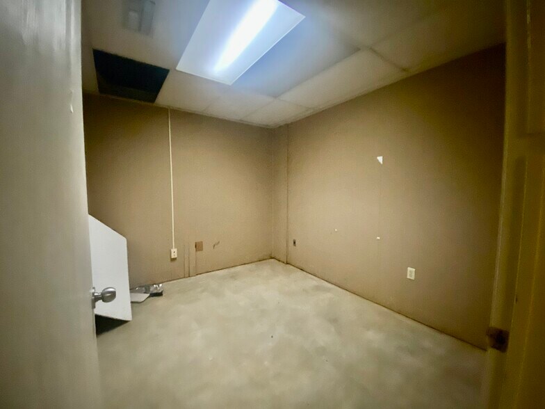 More Photos Of 1308 Boston Ave, Nederland Bank For Sale