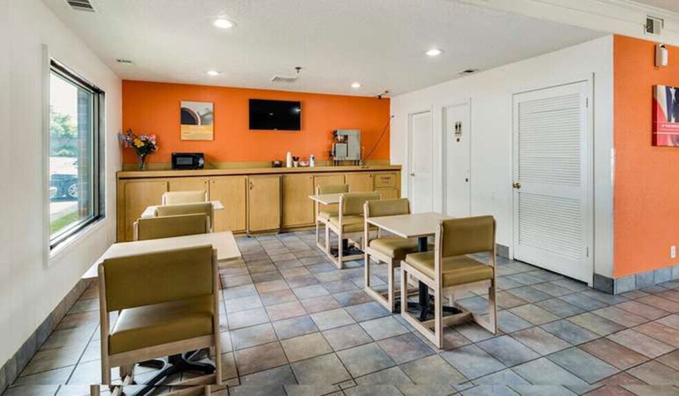 More Photos Of 31 N Green Bay Rd, Waukegan Hotel For Sale