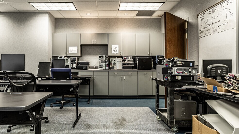 More Photos Of 777 Beachway Dr, Indianapolis Medical For Lease