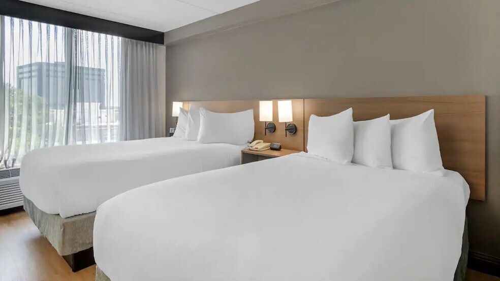 More Photos Of 300 United Leuva Cir, Houston Hotel For Sale