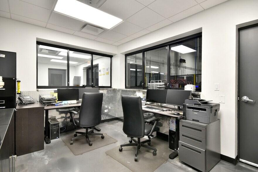 More Photos Of 6363 W 73rd St, Bedford Park Manufacturing For Lease