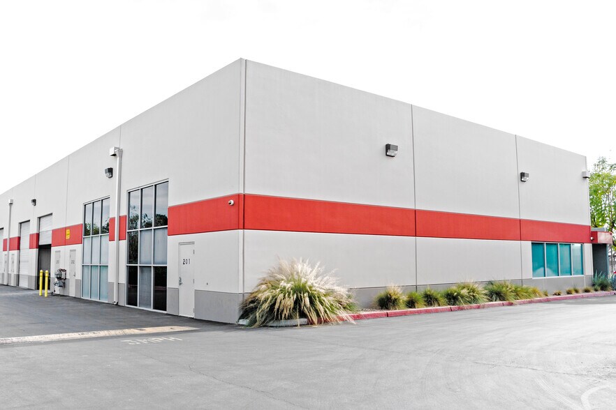 More Photos Of 12711 Ramona Blvd, Baldwin Park Warehouse For Lease