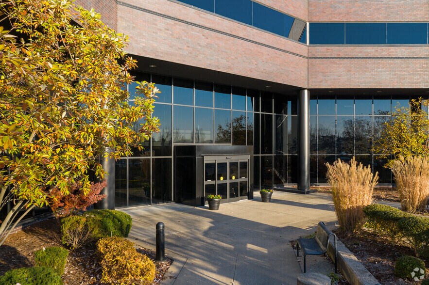 More Photos Of 9100 Shelbyville Rd, Louisville Office For Lease
