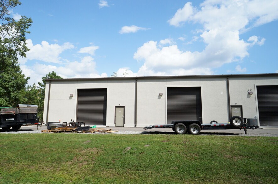 More Photos Of 61 Schinger Ave, Ridgeland Showroom For Lease