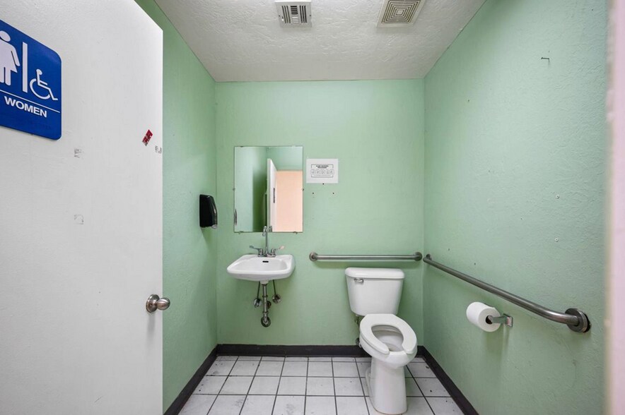 More Photos Of 1511 NW Cache Rd, Lawton General Retail For Sale