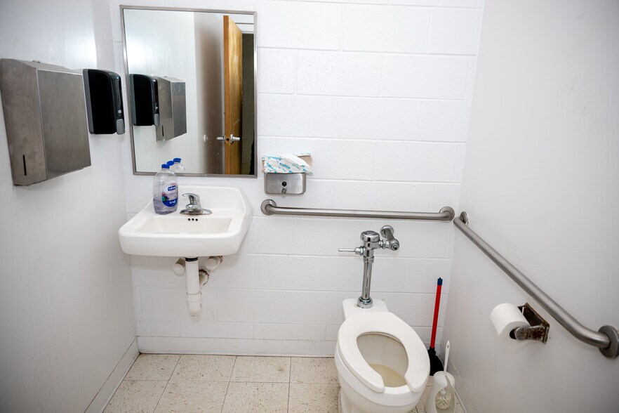 More Photos Of 626 Old River Rd, Sylvania Manufacturing For Sale