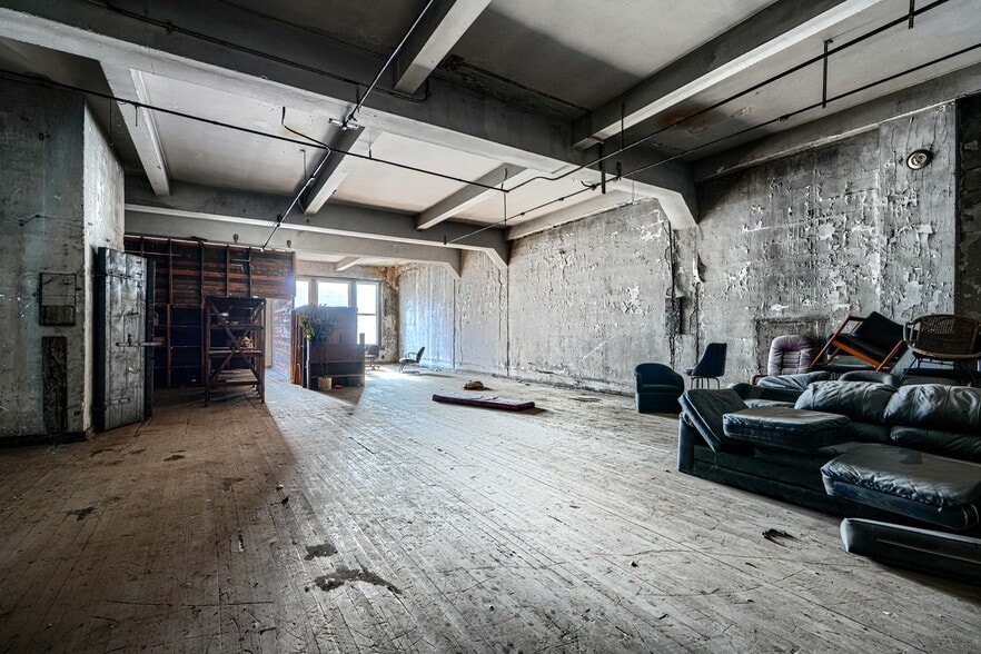 More Photos Of 414-416 E Baltimore St, Baltimore Bar For Sale