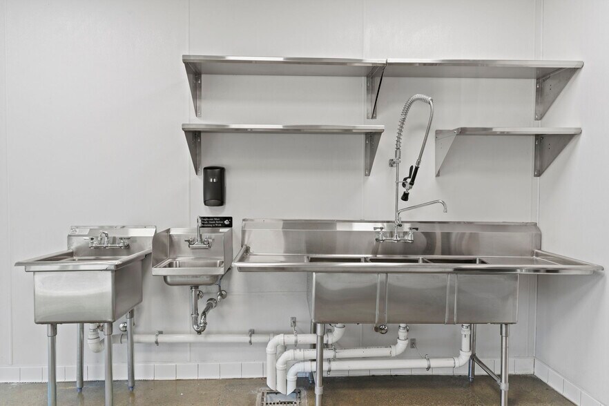 More Photos Of 4711 W Broad St, Richmond Freestanding For Lease