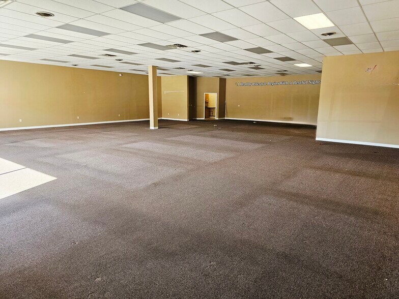 More Photos Of 12401 Shelbyville Rd, Louisville Freestanding For Lease