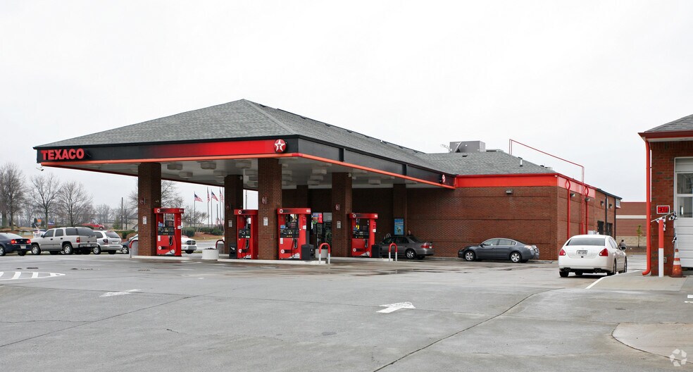 More Photos Of 7110 McGinnis Ferry Rd, Suwanee Service Station For Lease