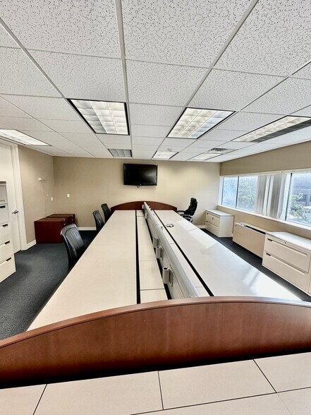 More Photos Of 67 Holly Hill Ln, Greenwich Office For Sale