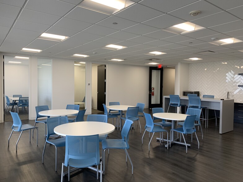 More Photos Of 1701 E Woodfield Rd, Schaumburg Office For Lease