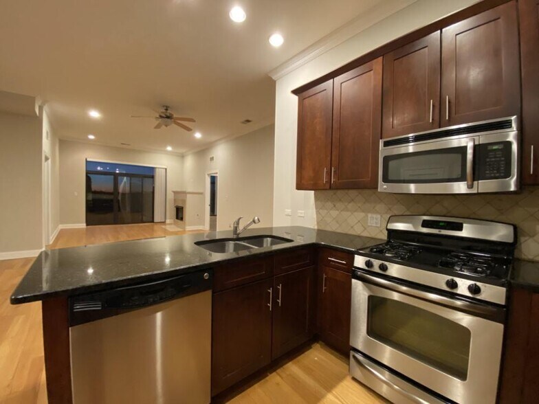 More Photos Of 4651 N Greenview Ave, Chicago Apartments For Lease