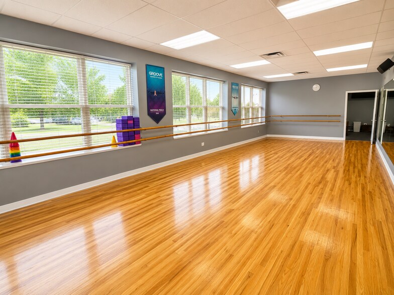 More Photos Of 11504 183rd Pl, Orland Park Office For Sale