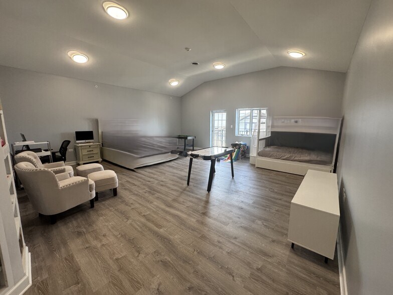 More Photos Of 2244 Ferry Rd, Naperville Flex For Sale