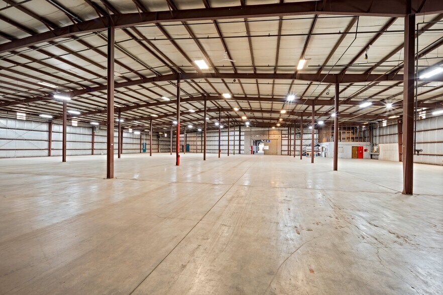 More Photos Of 815-925 E Albert Dr, Manitowoc Warehouse For Lease