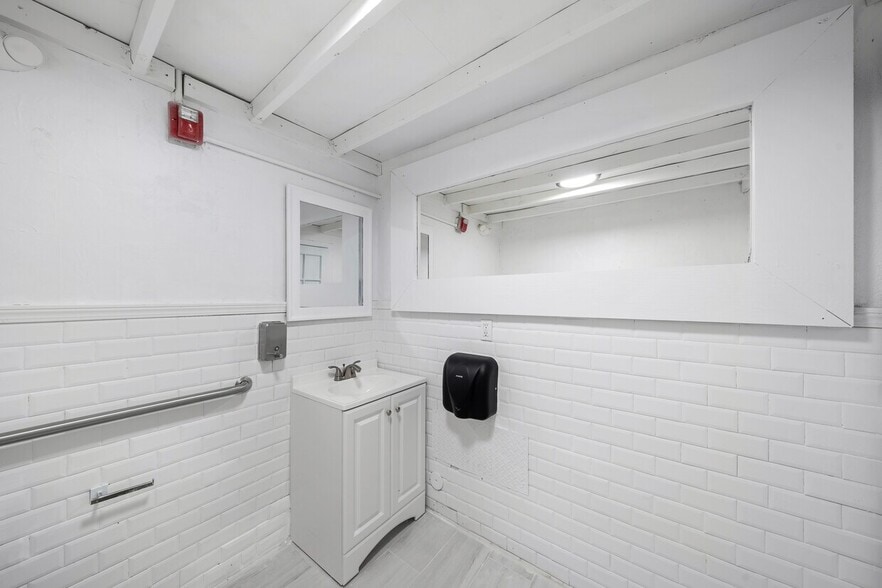 More Photos Of 1400 20th St, Miami Beach Storefront Retail Office For Sale