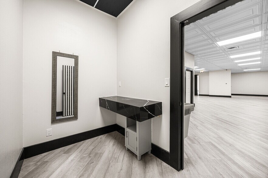 More Photos Of 8777 S Gessner Dr, Houston Freestanding For Lease