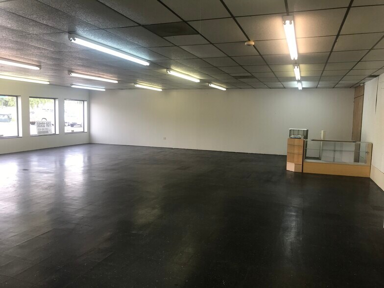 More Photos Of 327 & 323 John C Calhoun Dr, Orangeburg Freestanding For Sale