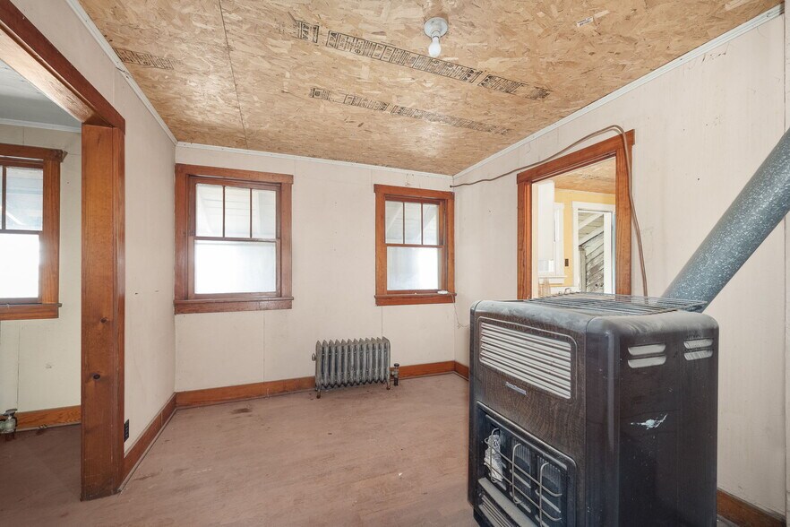 More Photos Of 802 E Nodaway St, Oregon Flex For Sale