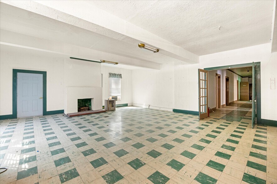 More Photos Of 301 NE Barnard St, Glen Rose Office For Sale