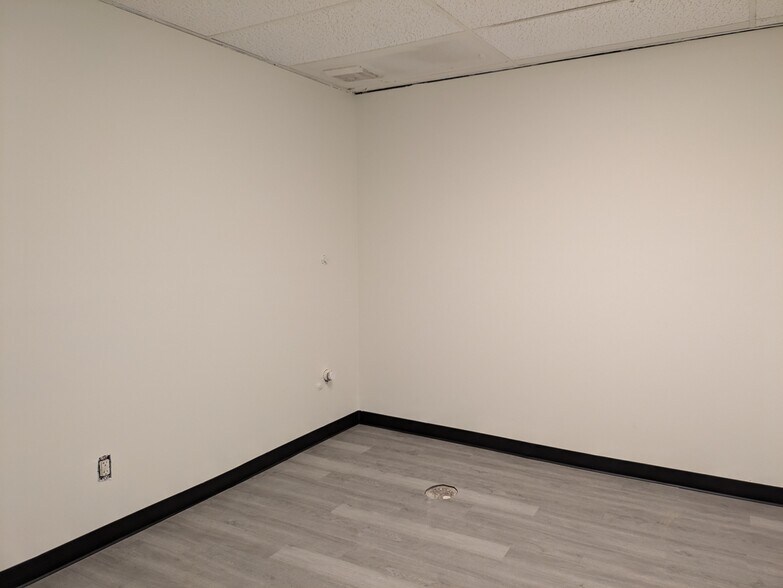 More Photos Of 1434-1436 Chambers Rd, Saint Louis Veterinarian Kennel For Sale