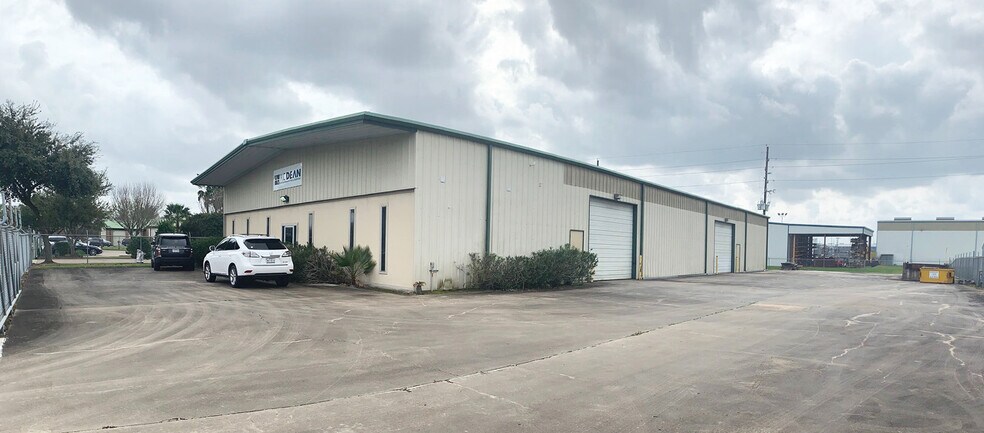 More Photos Of 15160 Nautique Way, Houston Warehouse For Lease
