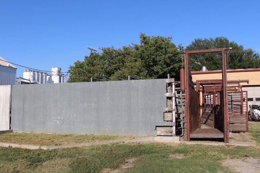 More Photos Of 112 Barclay Ave, Wa Keeney Veterinarian Kennel For Sale