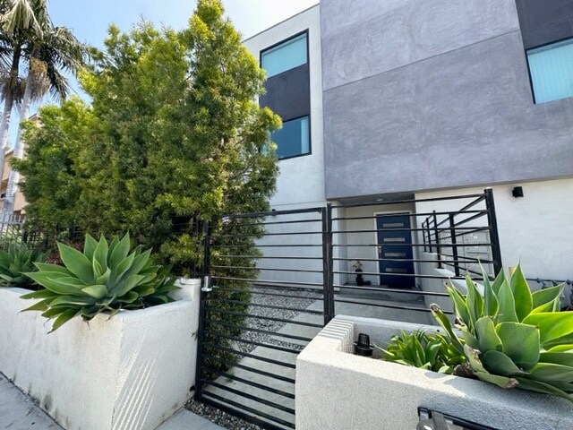 More Photos Of 412 N Ardmore Ave, Los Angeles Apartments For Sale