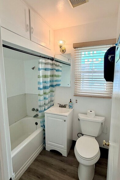 More Photos Of 110 N ditmar St, Oceanside Freestanding For Lease