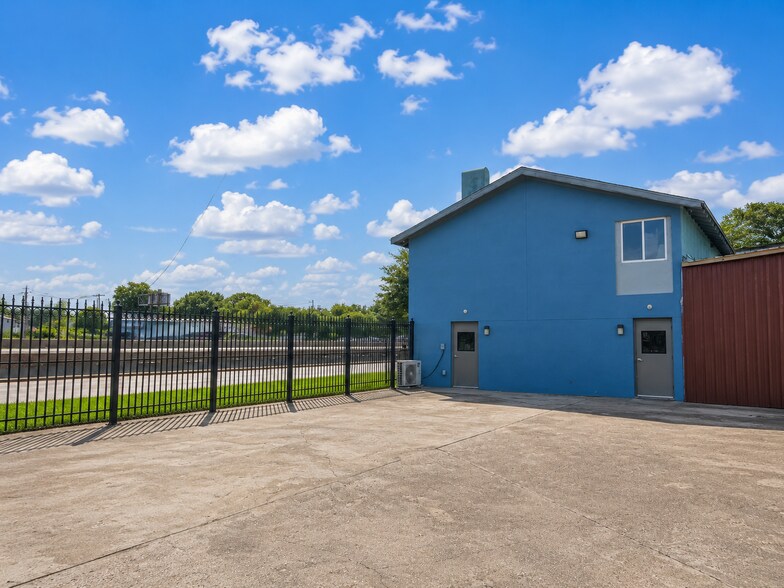 More Photos Of 3618 Dover St, Houston Serviced Offices For Lease