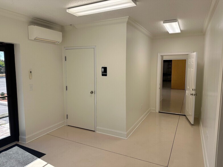 More Photos Of 6679 Treeland Ave, Largo Warehouse For Lease