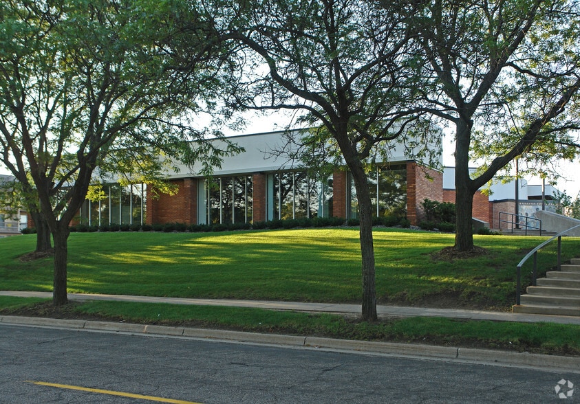 More Photos Of 2100 Wilson Ave, Saint Paul Warehouse For Lease