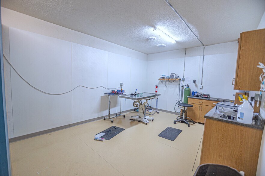 More Photos Of 105 Ash Ave NE, Wadena Veterinarian Kennel For Sale