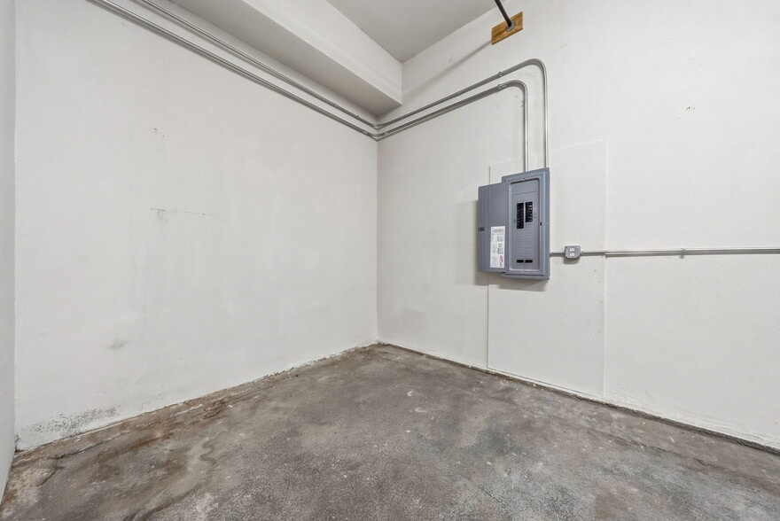 More Photos Of 586 W Avenue 28, Los Angeles Warehouse For Lease